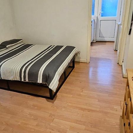 No Frills & Nothing Fancy 1 Bed Studio City Centre Кардиф Екстериор снимка