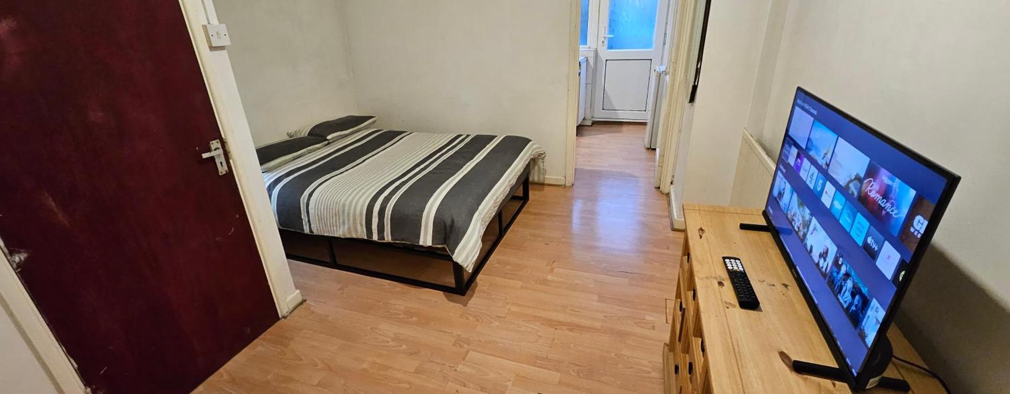 No Frills & Nothing Fancy 1 Bed Studio City Centre Кардиф Екстериор снимка